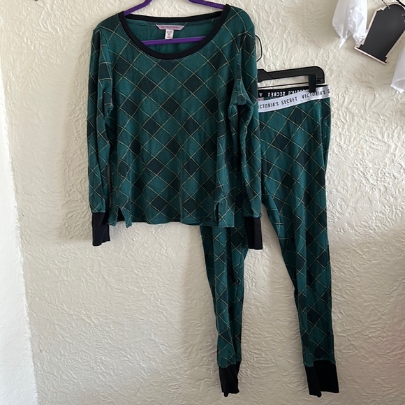 Victoria's Secret Other - Victoria’s Secret Green Plaid Thermal Pajama Set Top Pants Logo Waistband Black